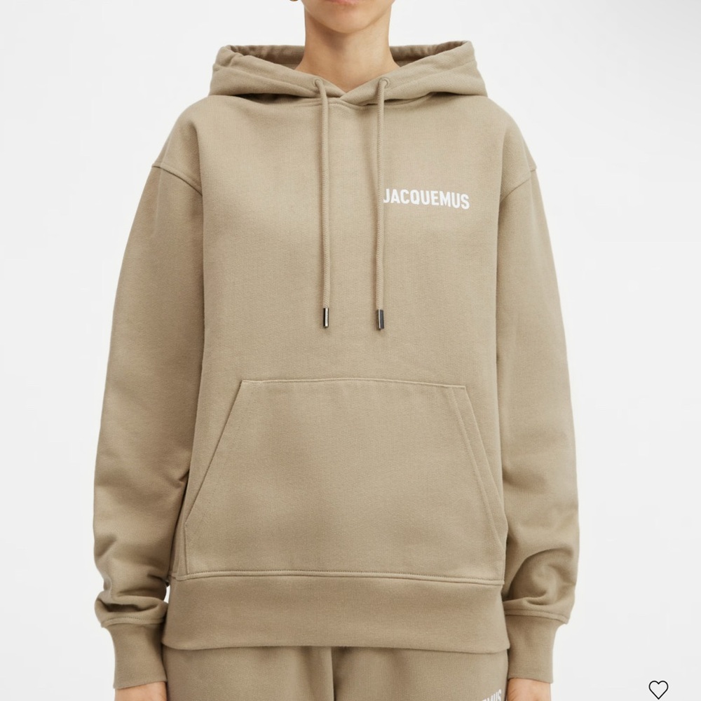 The Jacquemus hooded sweatshirt in Light Khaki size small unisex